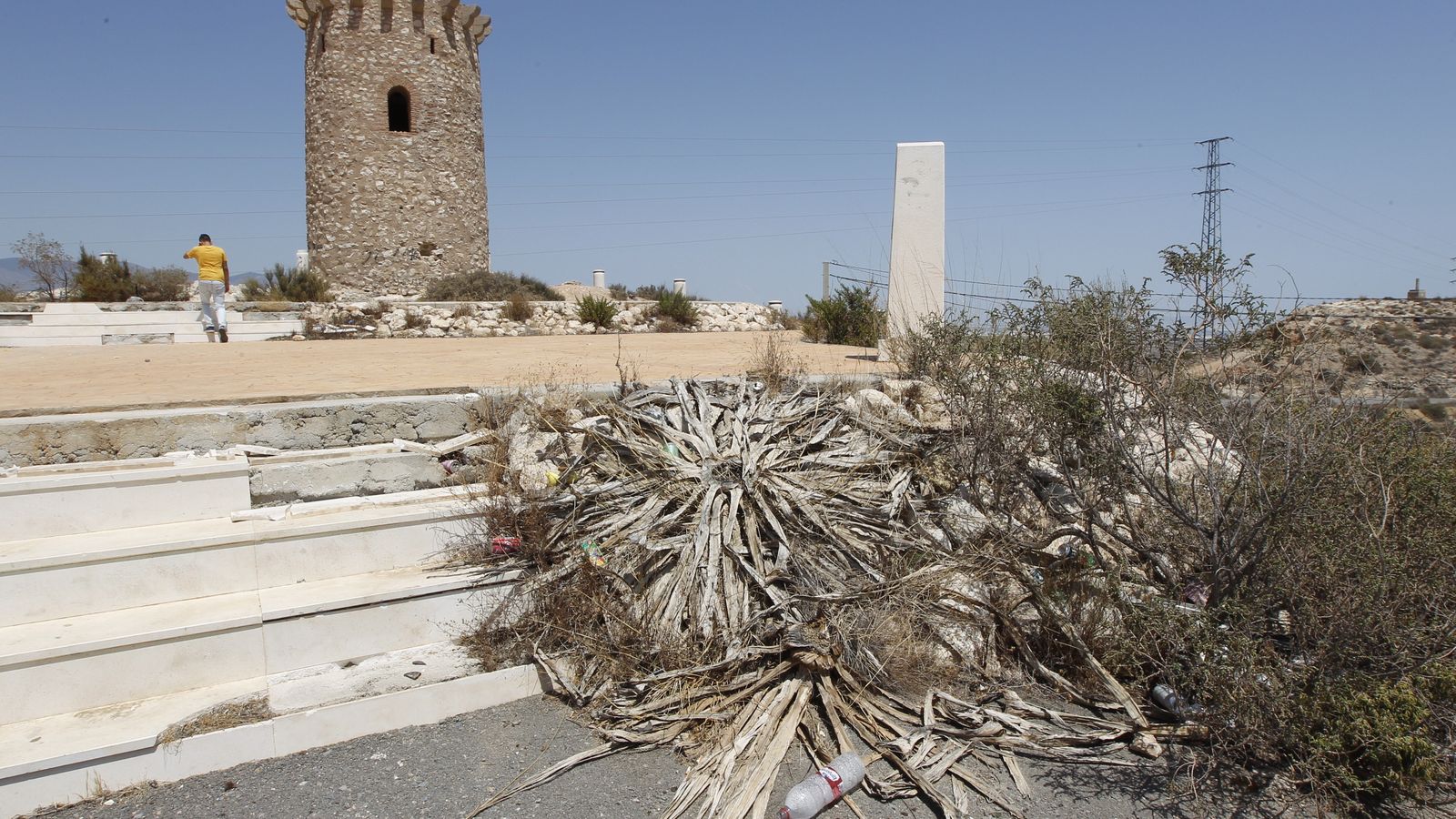 Vegetación seca y restos de inmundicia cerca de la 'Torre de Cárdenas'