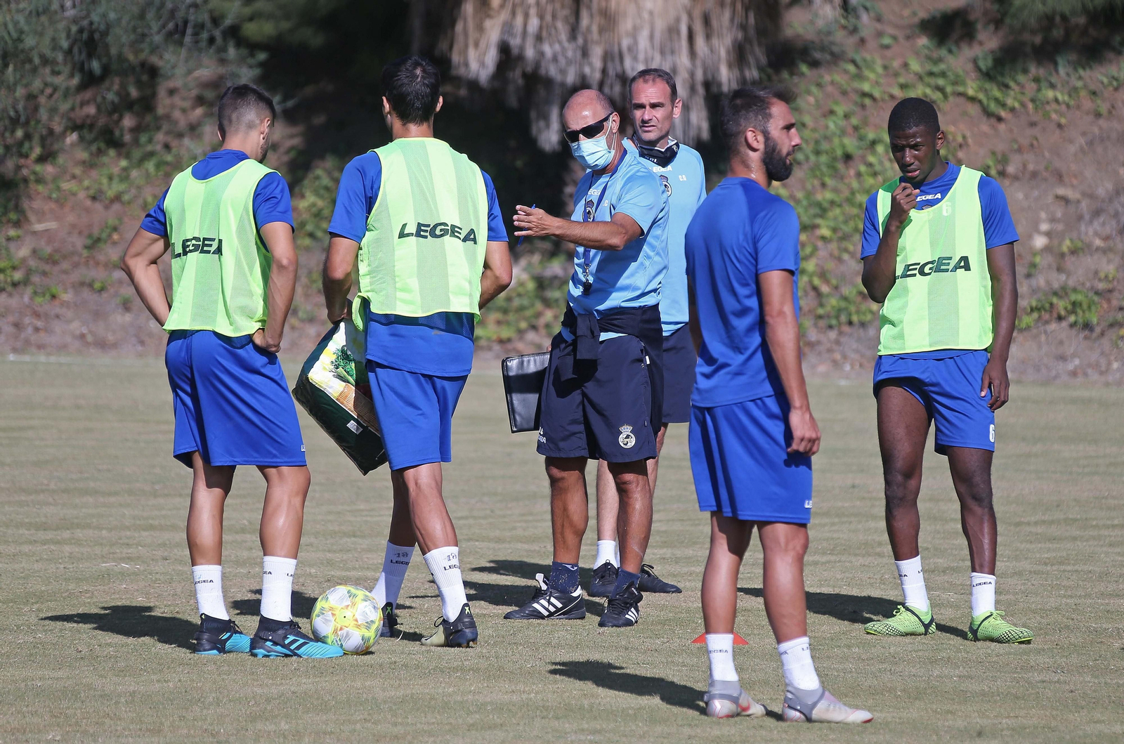 Jugadores de la Balona escuchan a Calderón durante un entrenamiento, en una imagen de archivo