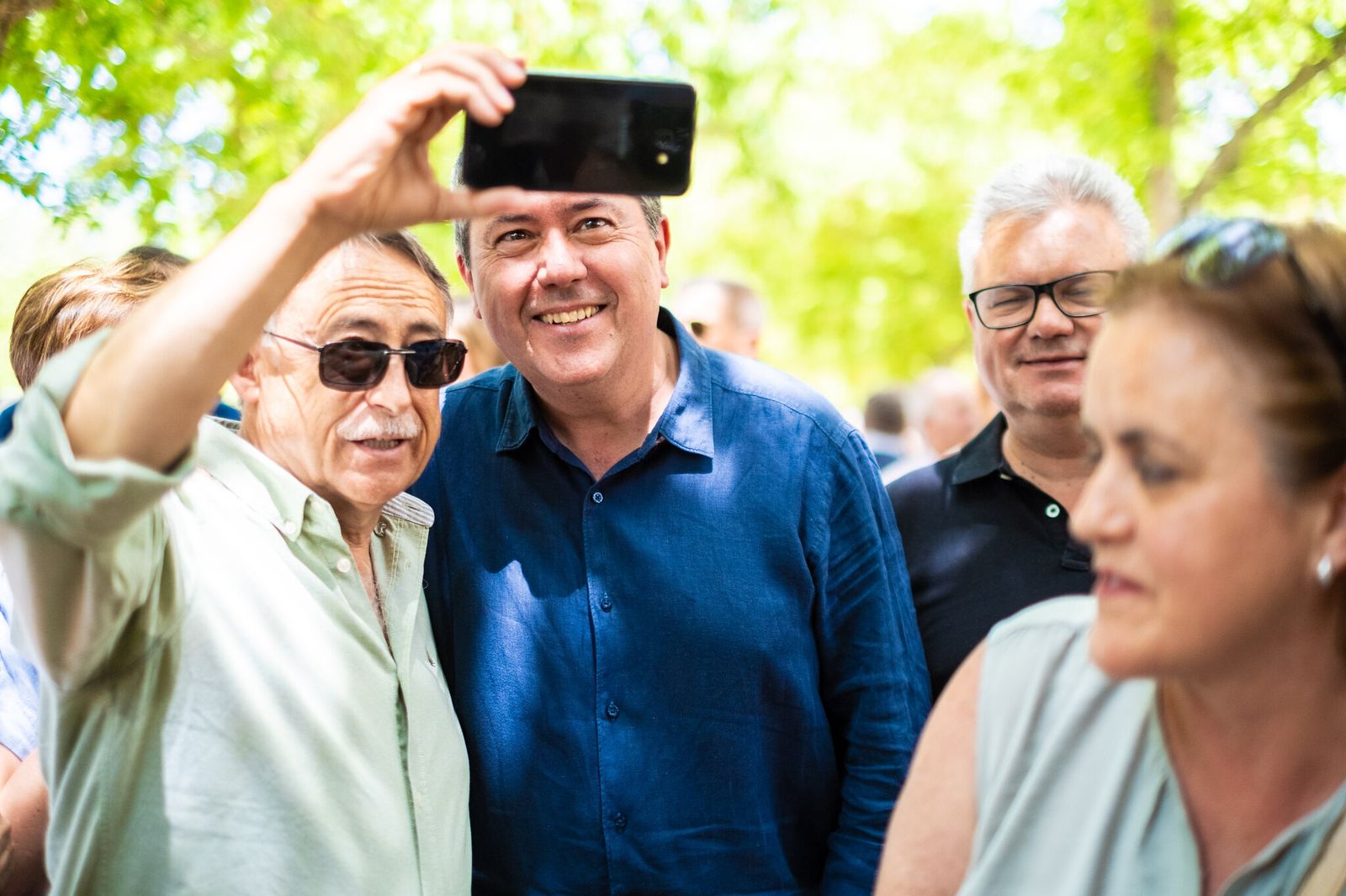 Juan Espadas se hace un 'selfie' durante el acto celebrado en Granada.