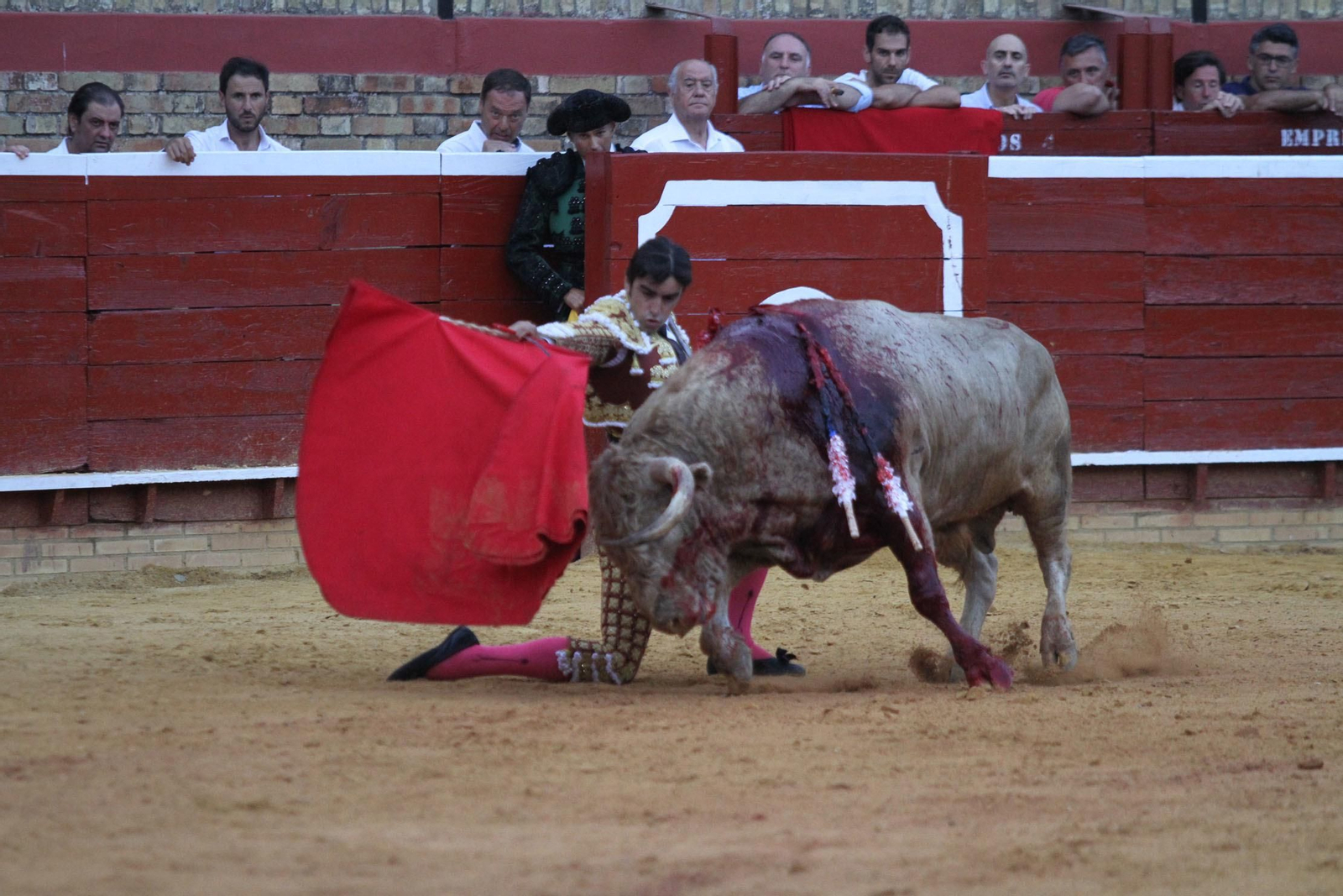 Imágenes de la faena de Miguel Angel Perera en el coso Onubense.