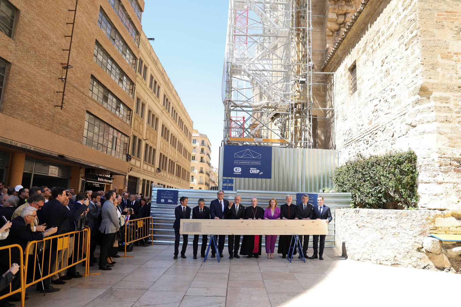 Colocan la primera viga de la nueva cubierta de la Catedral de Málaga, en fotos