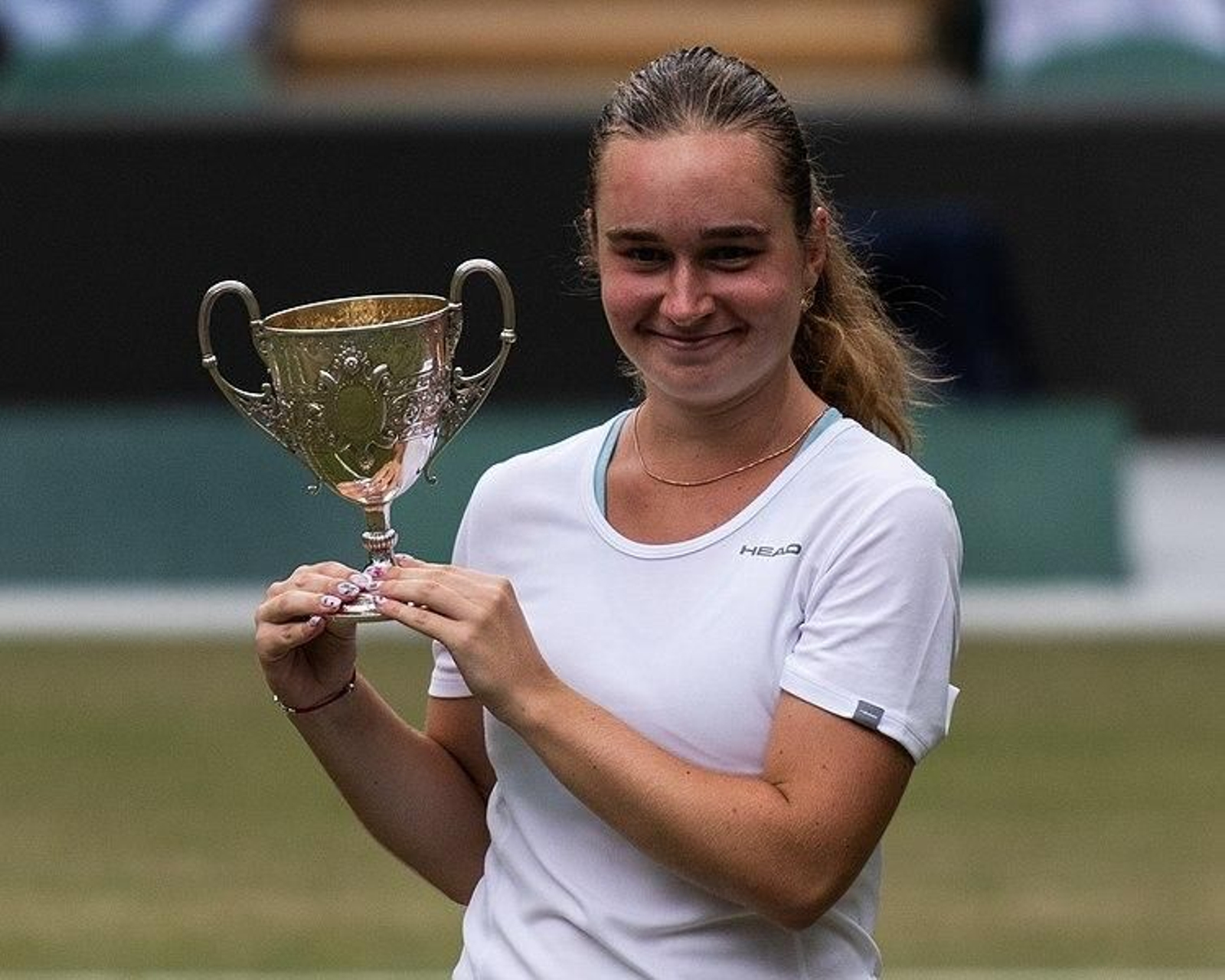 Daria Snigur posa con el trofeo de campeona de Wimbledon. Daria Snigur posa con el trofeo de campeona de Wimbledon.