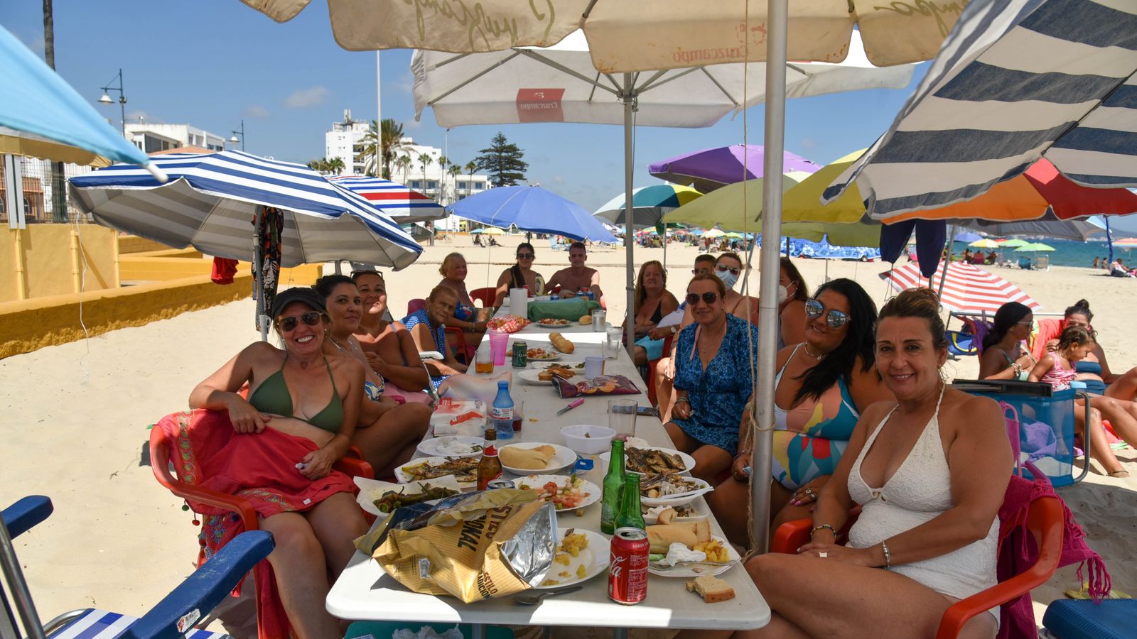 Las fotos del ultimo domingo de la temporada oficial de playas en Algeciras