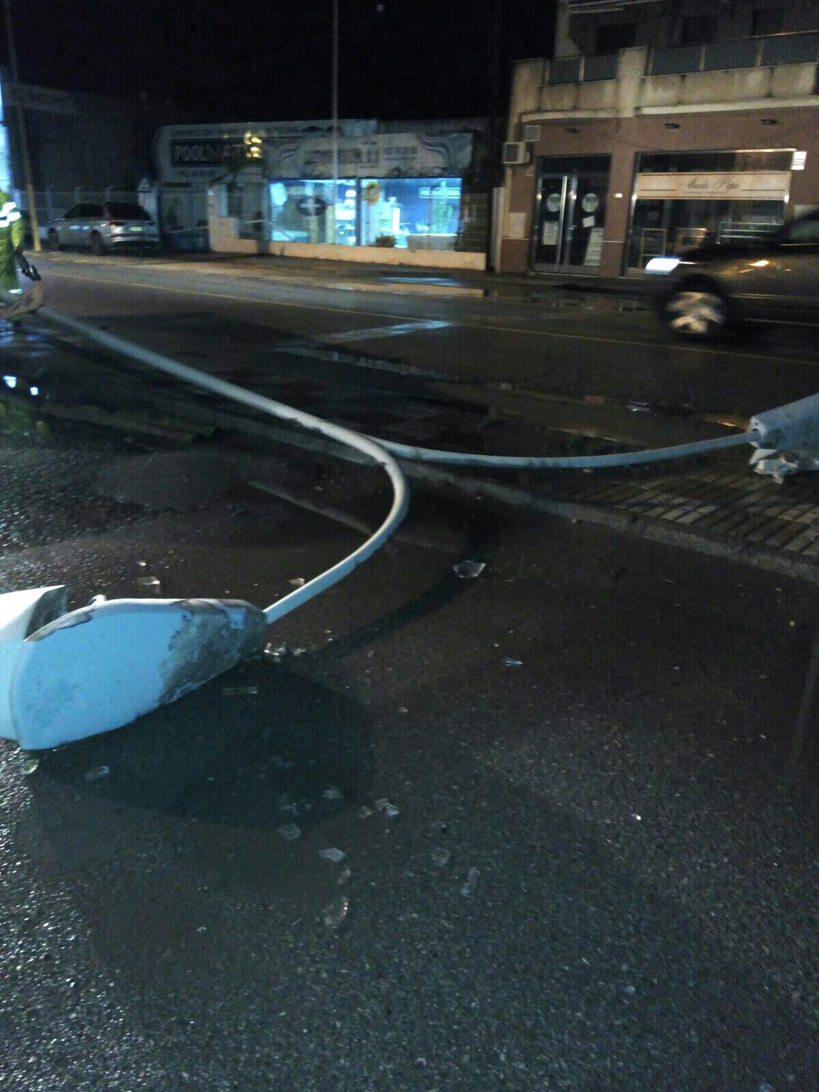 Una farola en el suelo a causa del tornado.