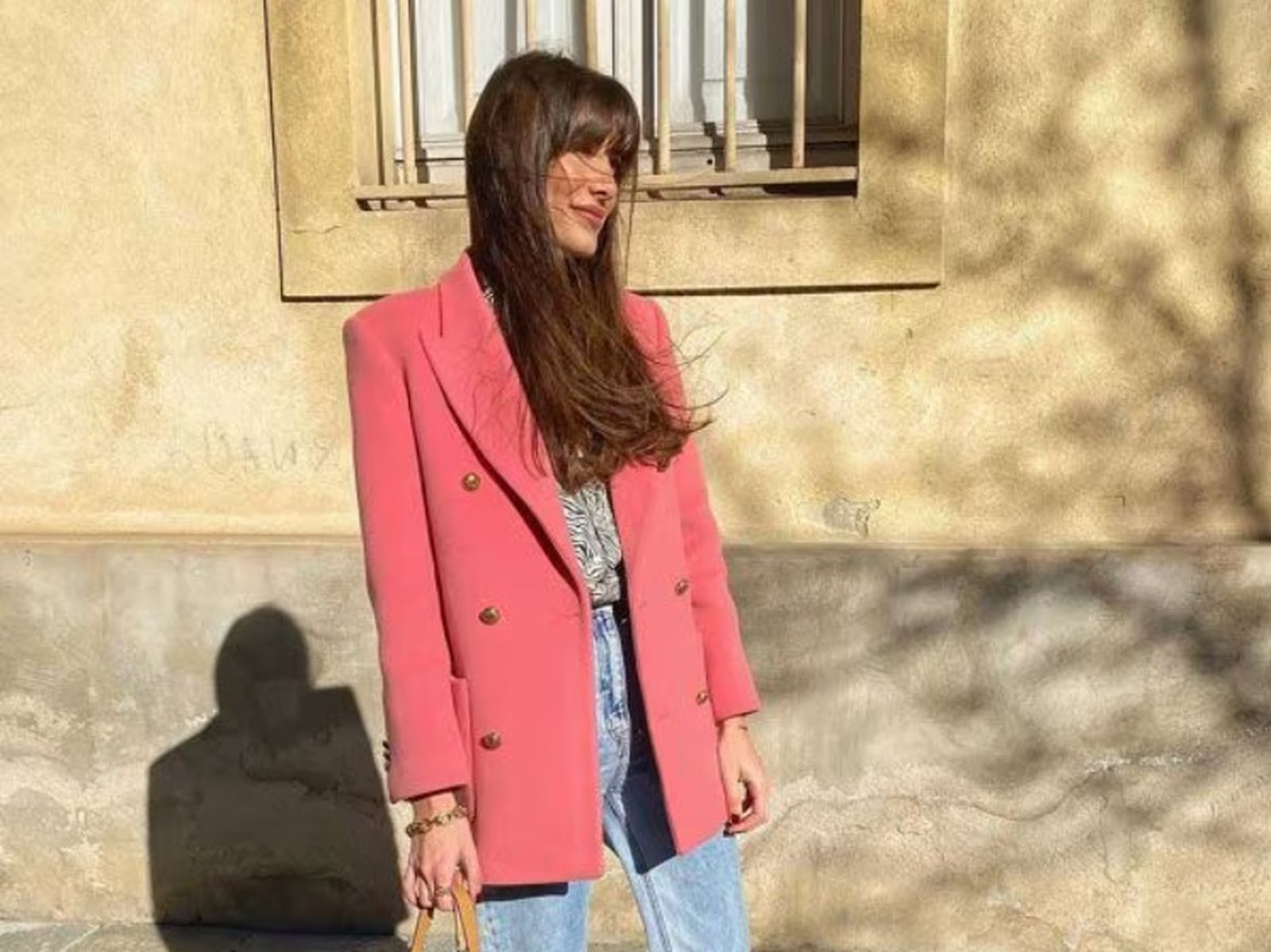 Desde las tonalidades más intensas a las más claras, el rosa siempre ha sido un color con poder para rejuvenecer un look.