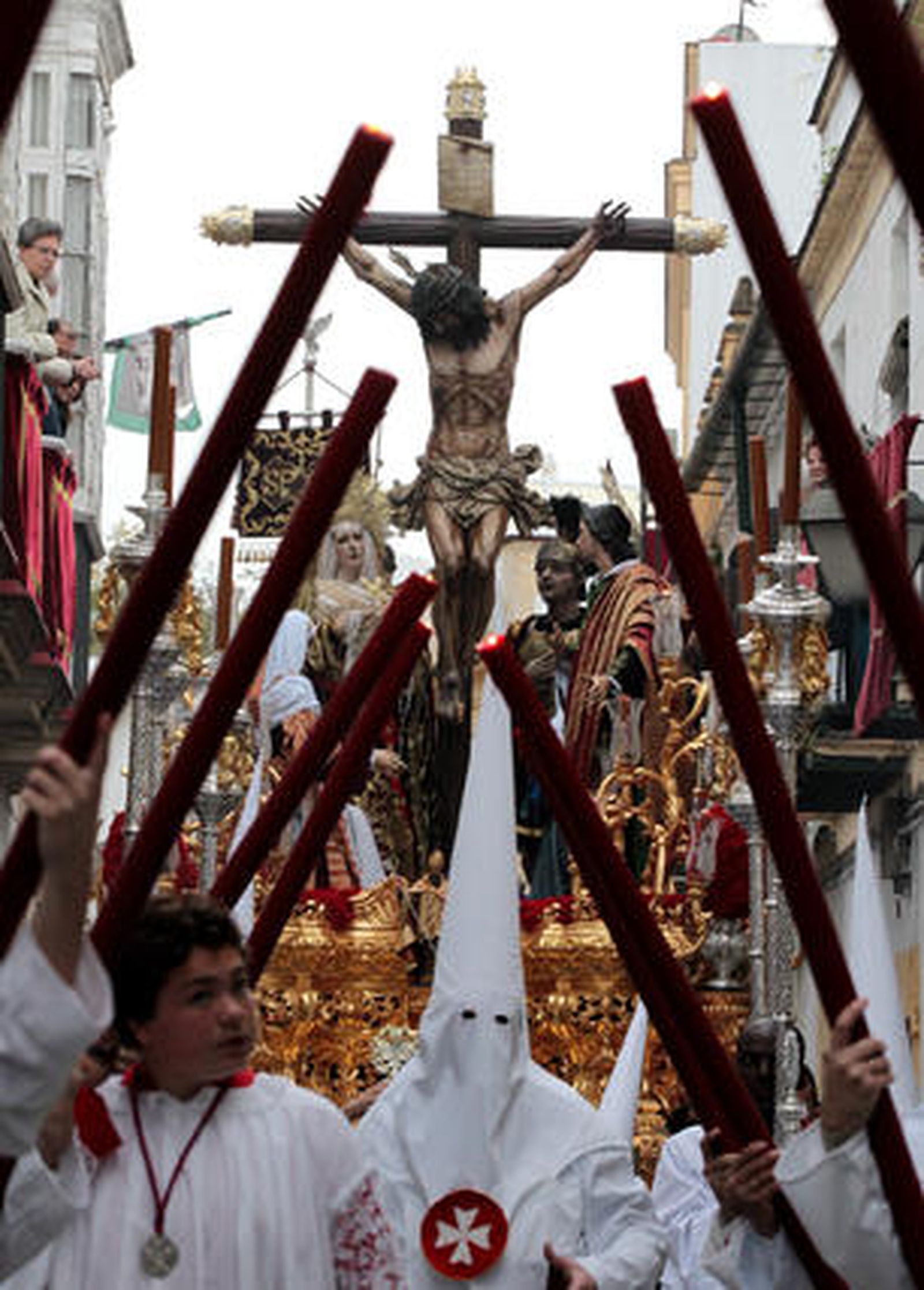 La fila de nazarenos del Santísimo Cristo del amor acompaña al misterio del crucificado en su estación de penitencia por las calles de la ciudad en la atípica tarde de Martes Santo que vivió la ciudad.

Foto: Miguel Angel Gonzalez