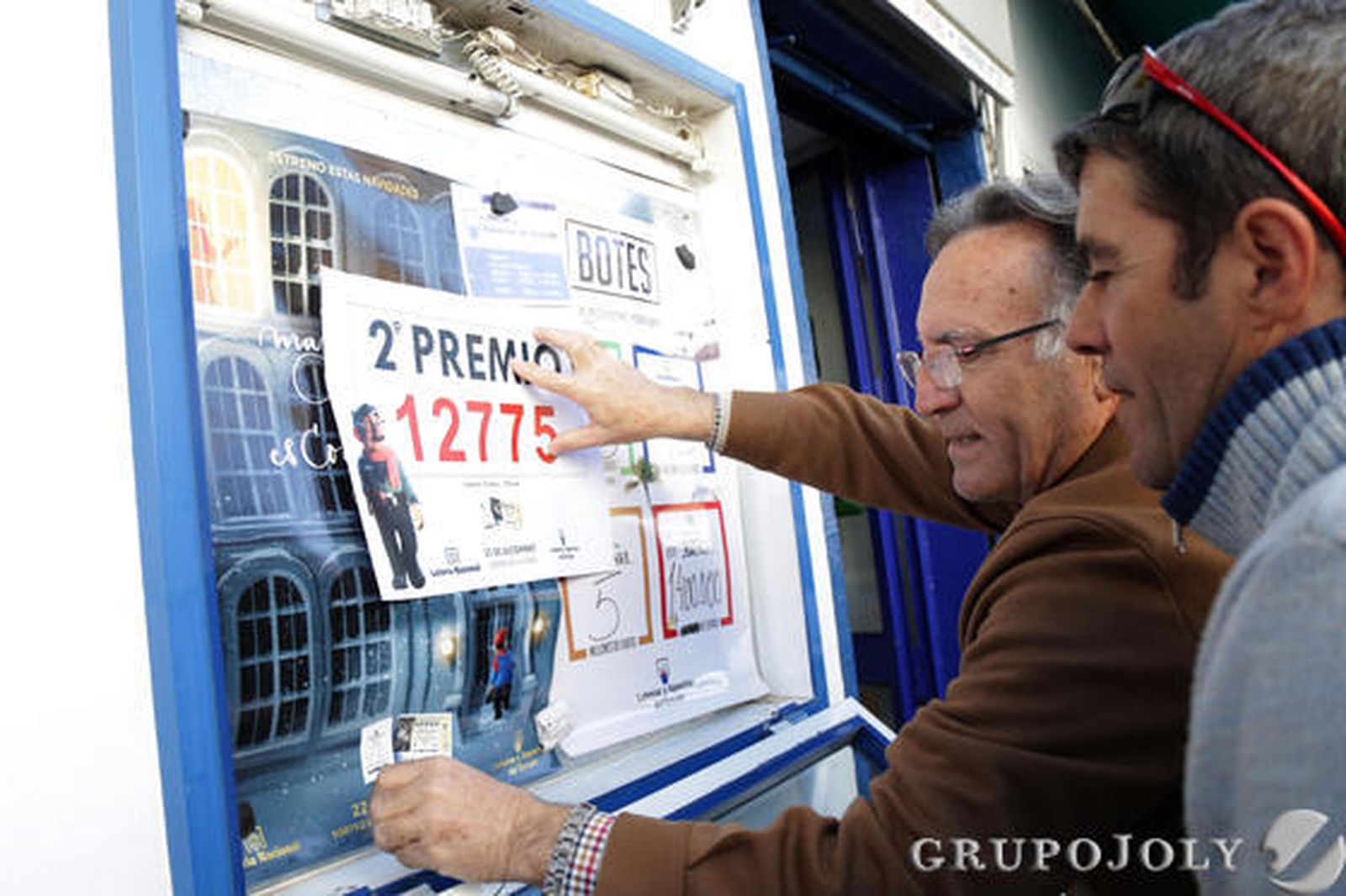 Vecinos de Osuna, agraciados con el segundo premio al número 12775.

Foto: M.J.López