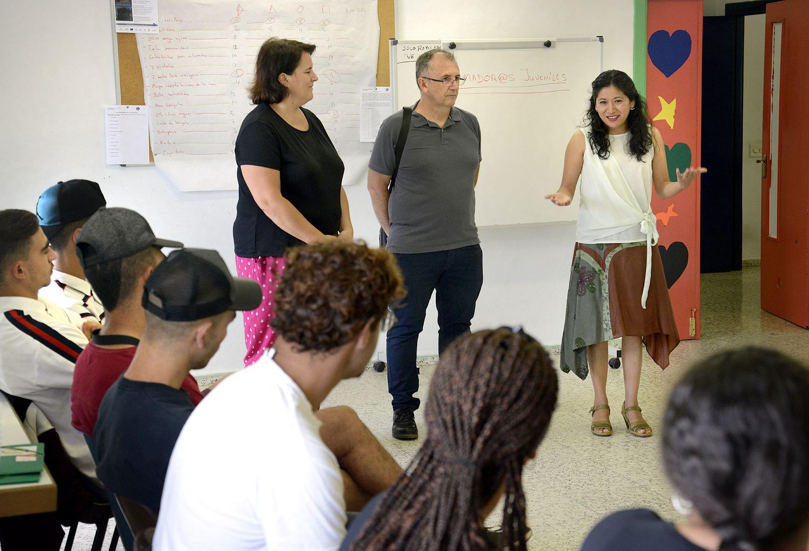 Ana Hérica Ramos y Francisco Morales con los jóvenes, este martes.