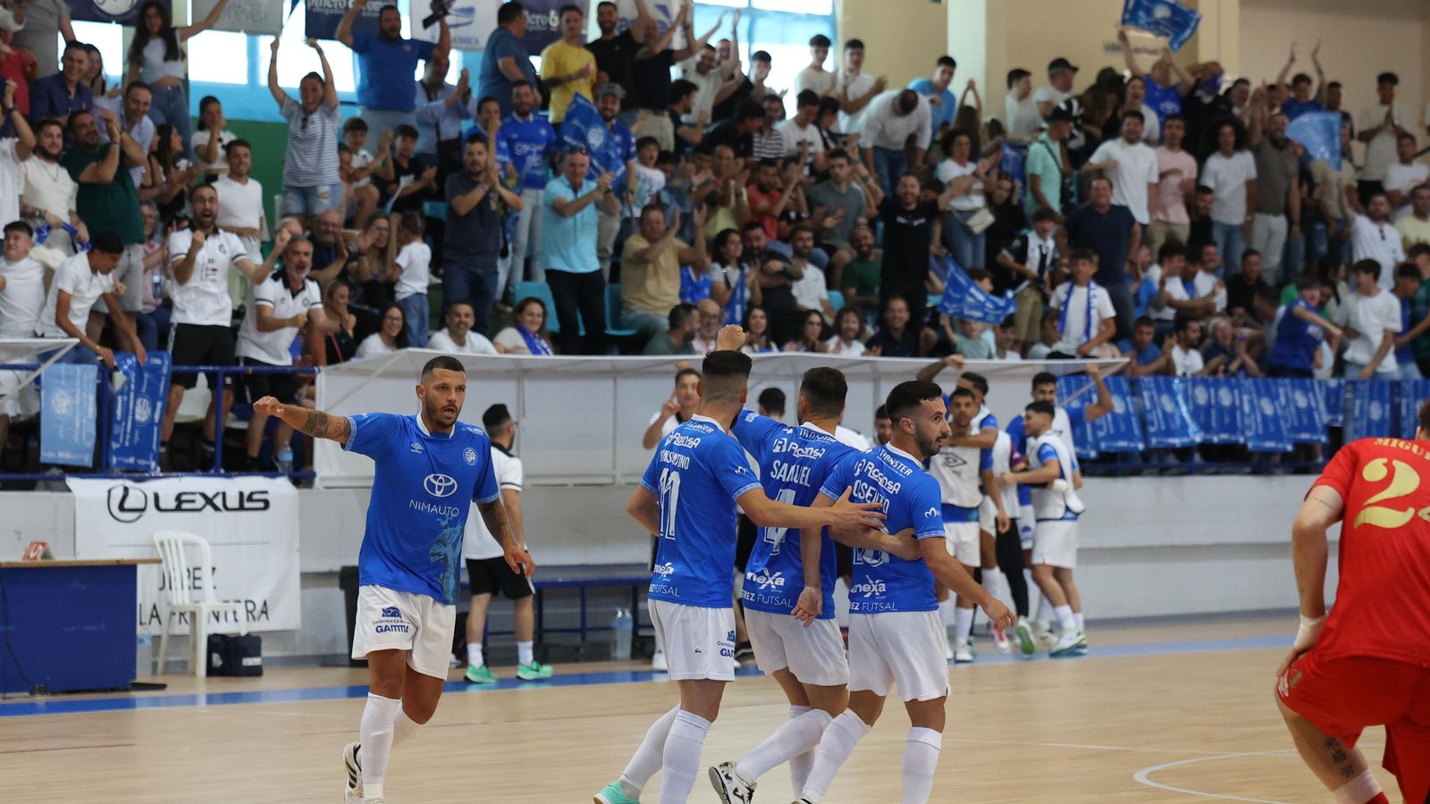 Los azulinos celebran el 2-0, obra de Joselito.