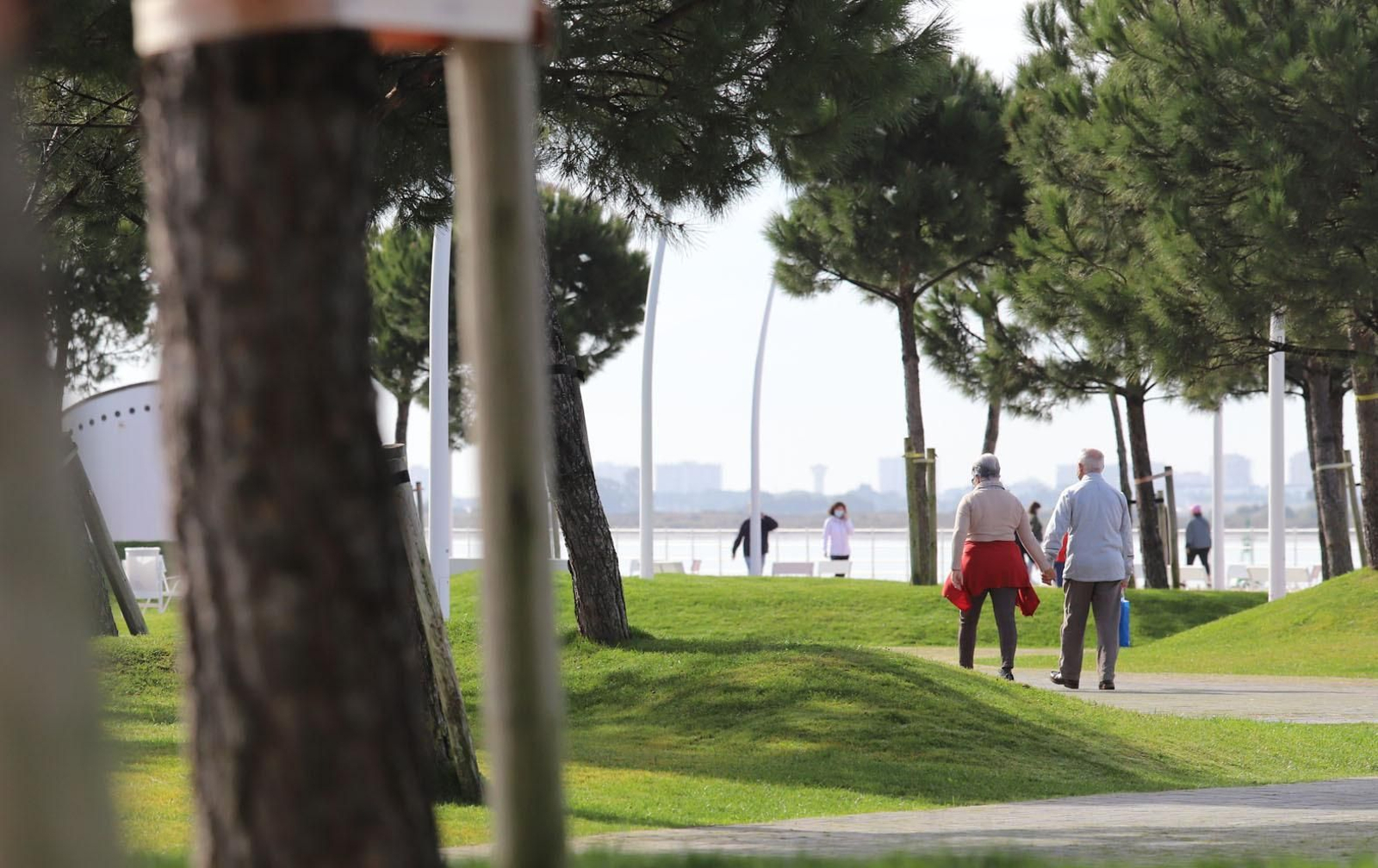 El buen tiempo del sábado llena de onubenses el Paseo de la Ría