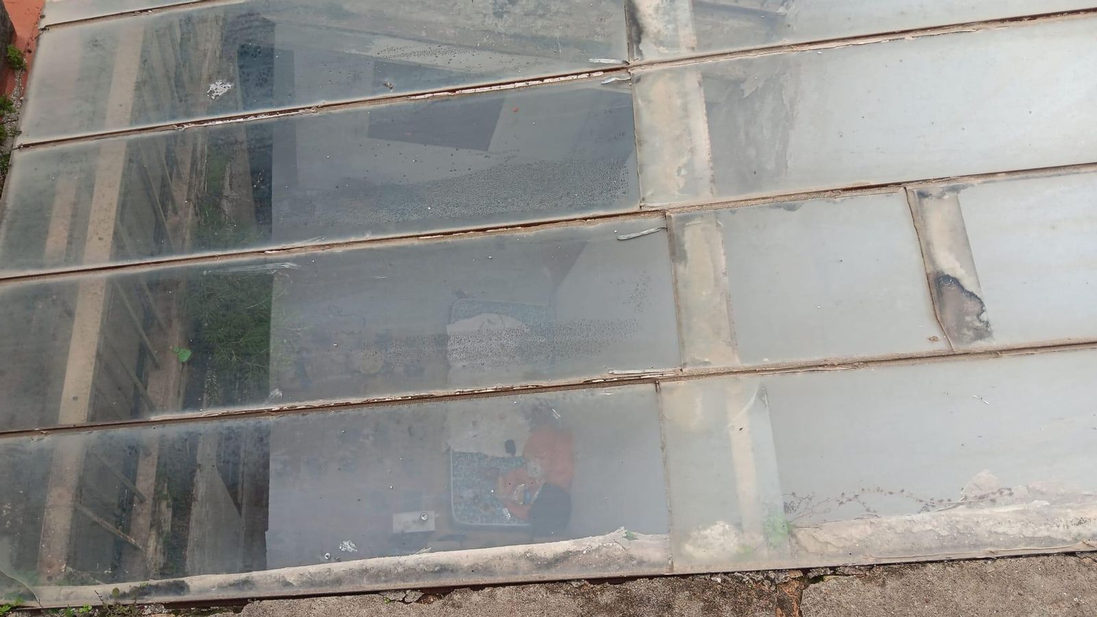 Una imagen del interior donde se aprecian colchones.