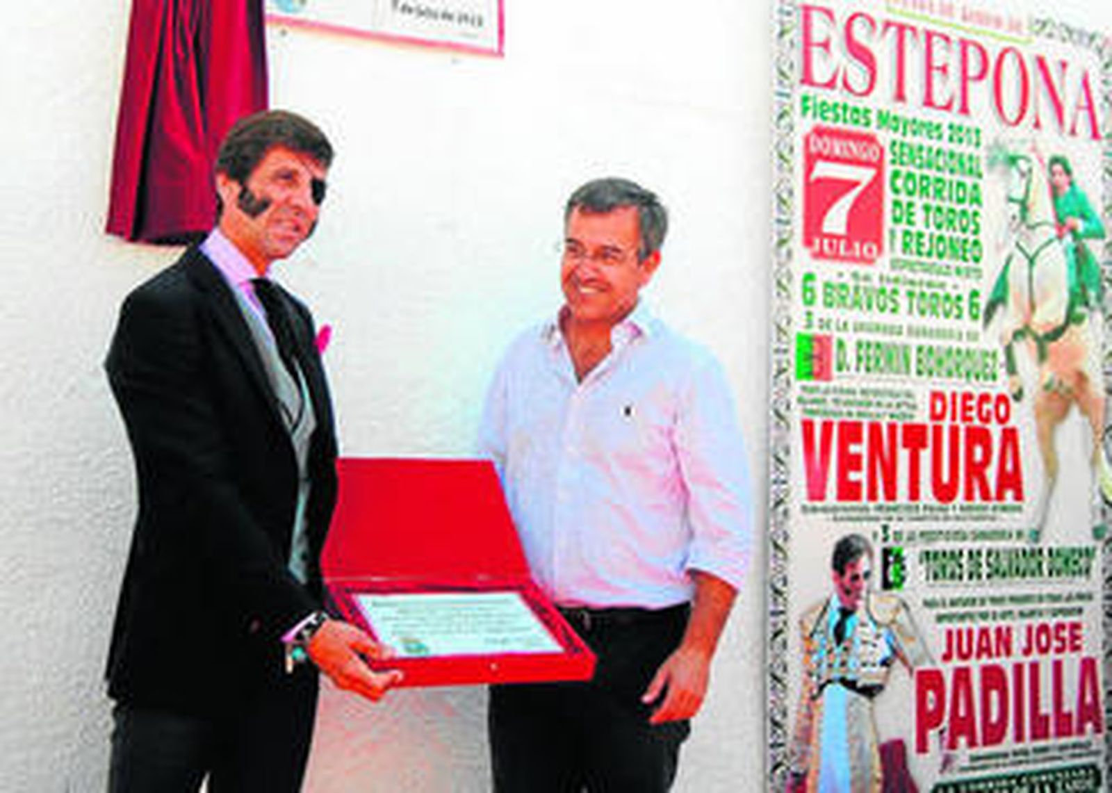 El diestro, junto al alcalde de Estepona.