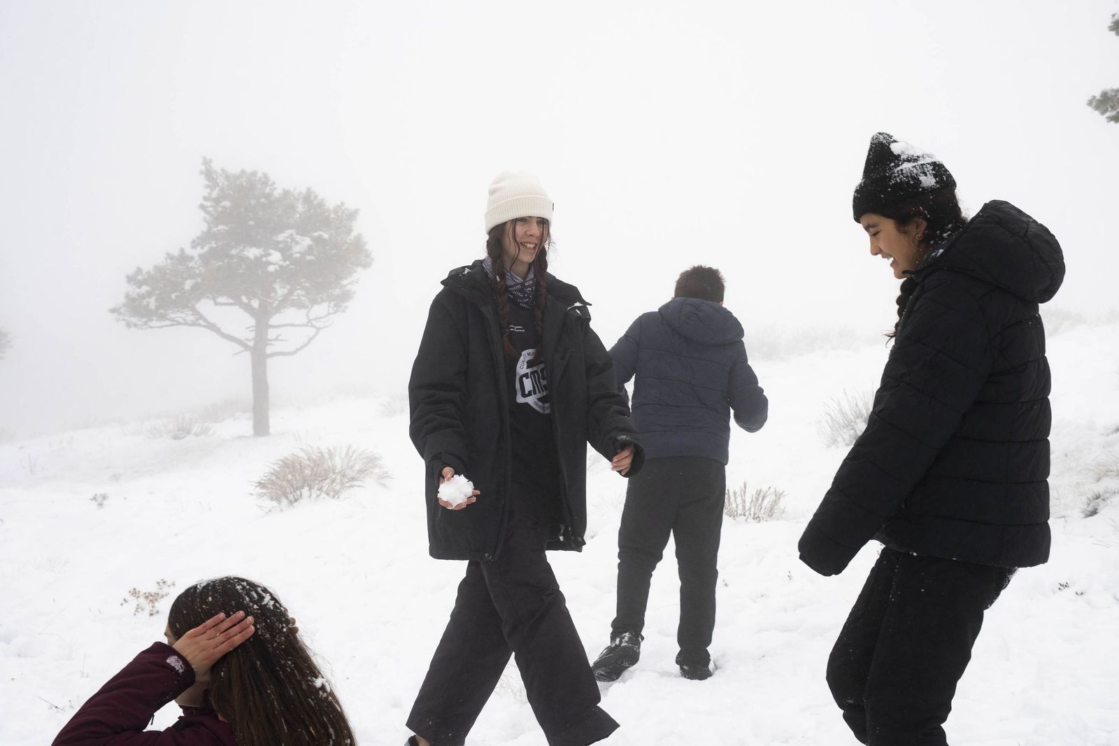 Las imágenes de la nieve y los juegos en familia en Calar Alto