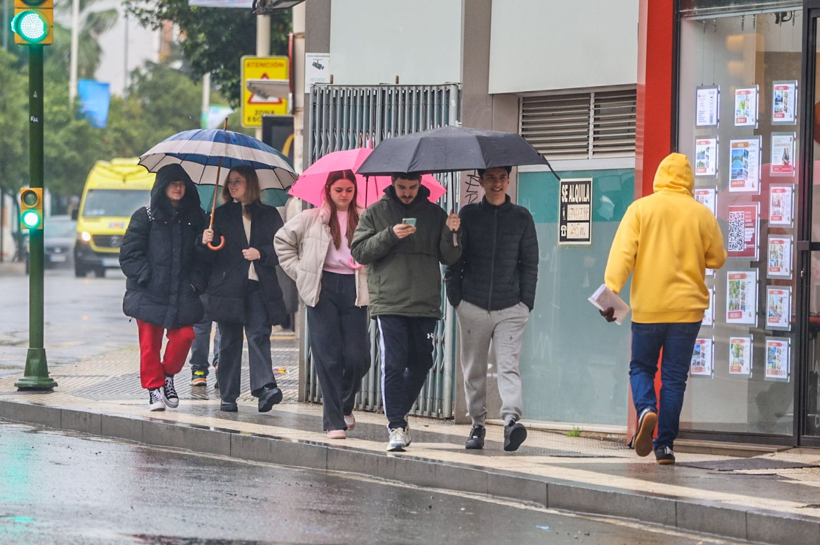 Fotografías de la mañana lluviosa en la capital