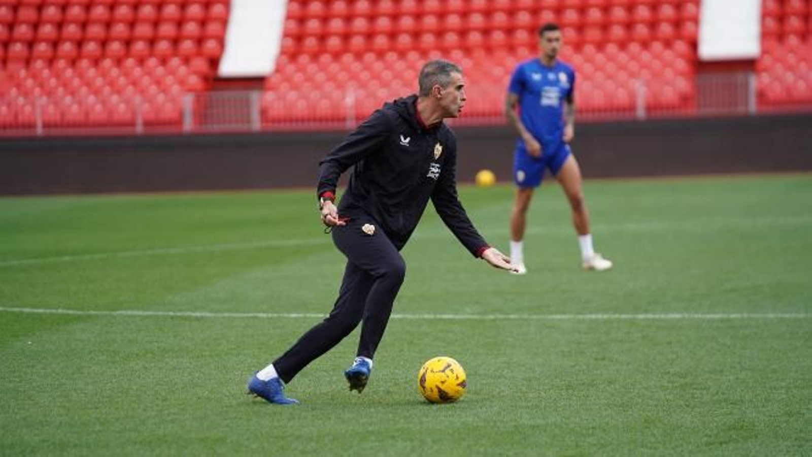 Gaizka Garitano maneja el esférico en el entrenamiento matinal de este viernes.
