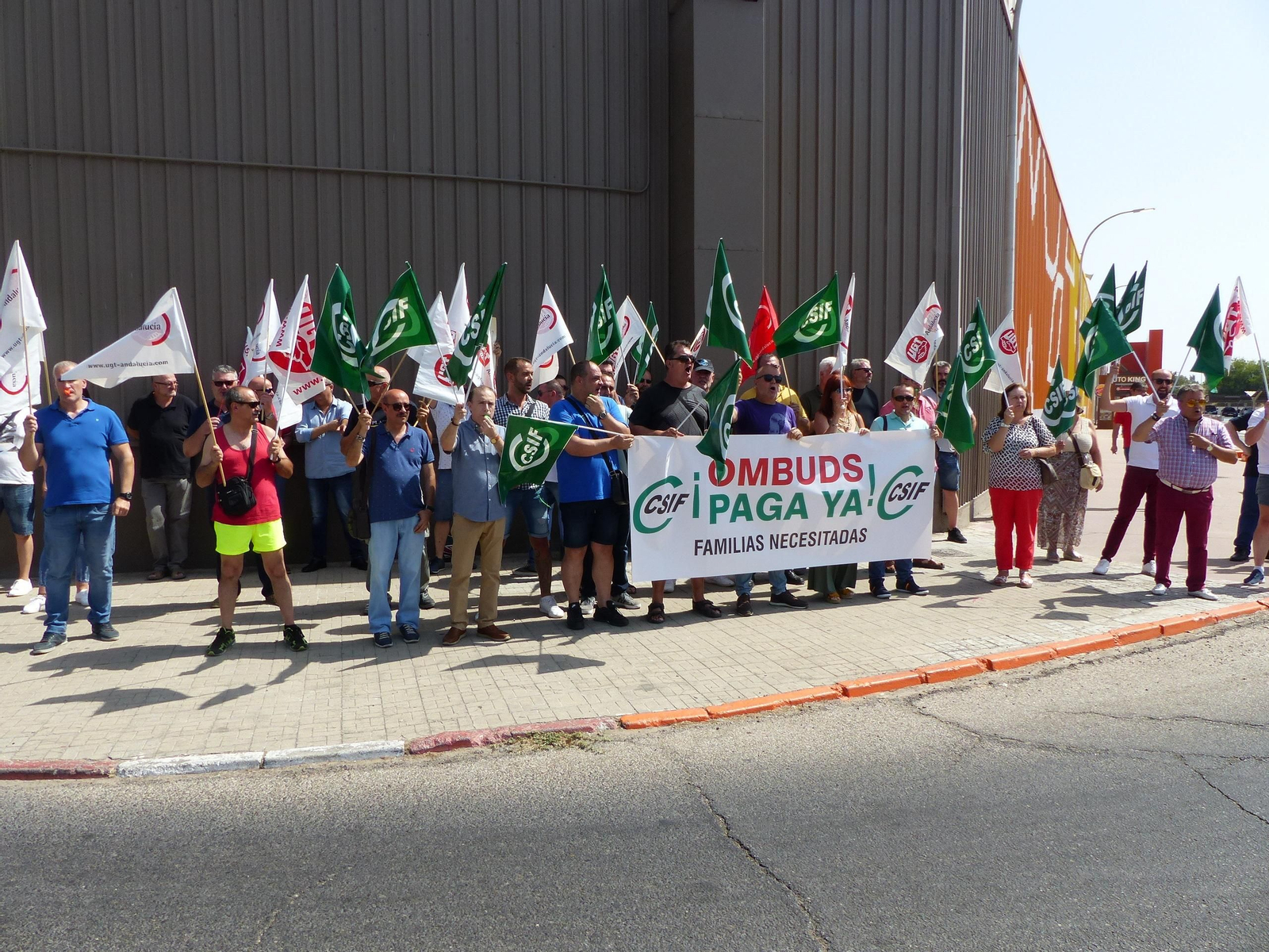 Trabajadores de Ombdus durante la protesta