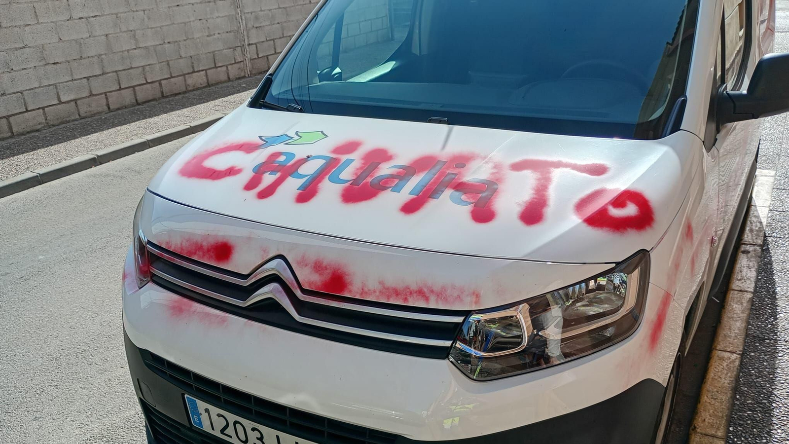 Furgoneta con amenazas al trabajador de Aqualia en La Línea donde se lee la palabra 'chivato'.