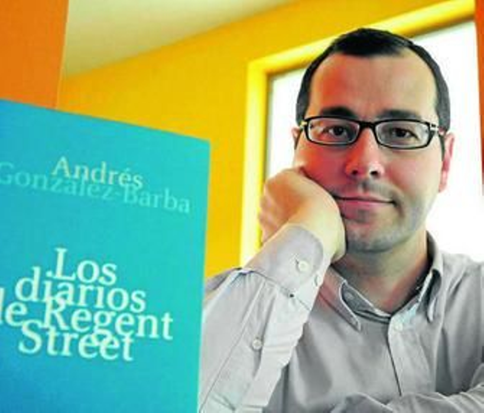Andrés González-Barba, junto a su primera novela.