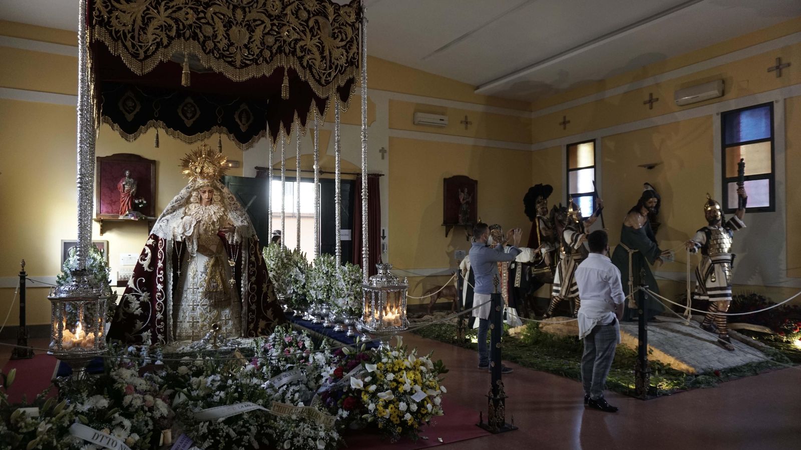 Las imágenes de la Hermandad de la Milagrosa expuestas a los fieles.