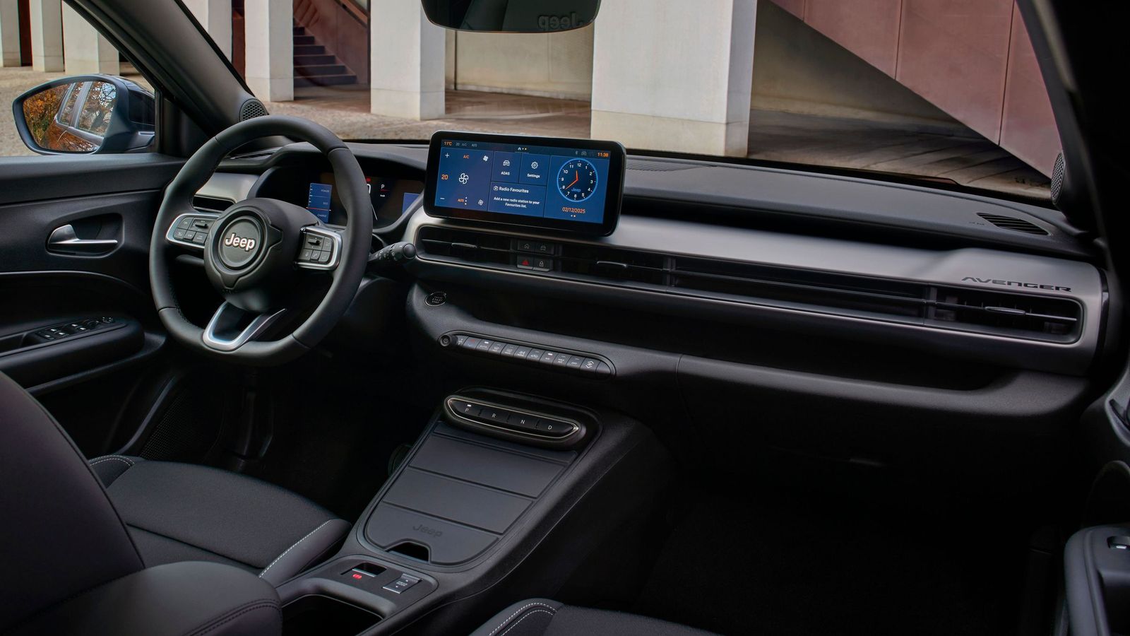 Por fuera y por dentro, el tono que domina en este acabado de Avenger es, tal como su nombre indica, el negro.