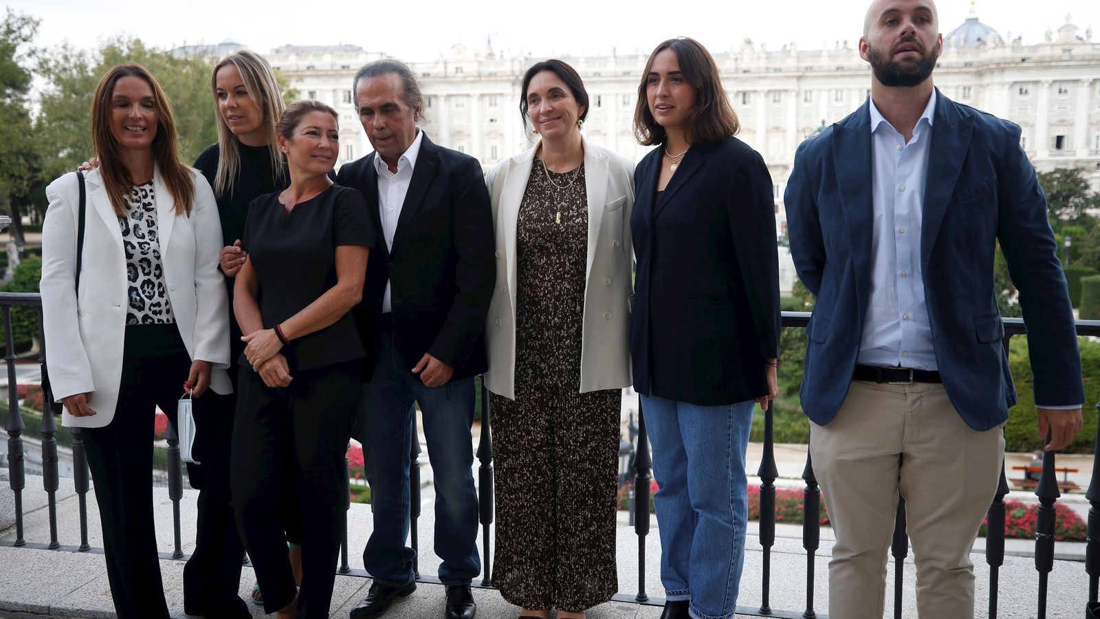 La viuda de Paco de Lucía, Gabriela Canseco Vallejo (3d), posa junto a los hijos del artista Casilda (i), Lucía (2i), Antonia (2d) y Curro (d), el hermano del guitarrista, el cantaor Pepe de Lucía (4i), y la bailaora Sara Baras (3i).