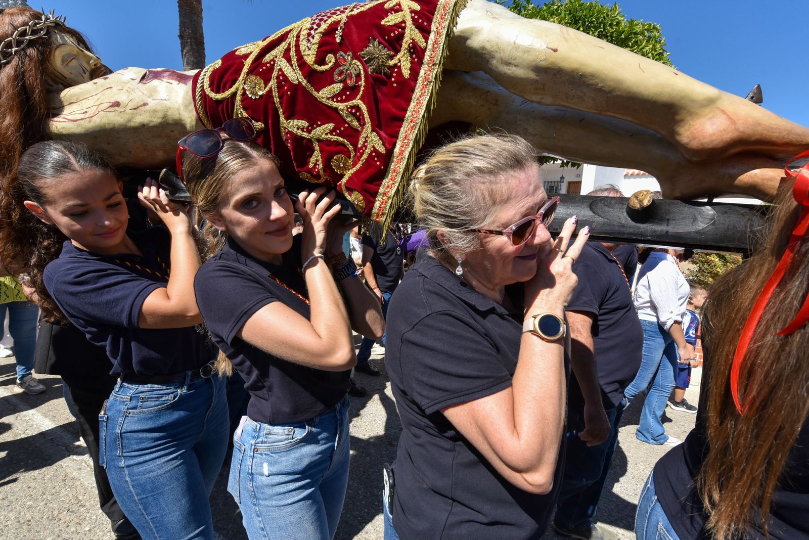 La procesión del Cristo de la Almoraima, en imágenes