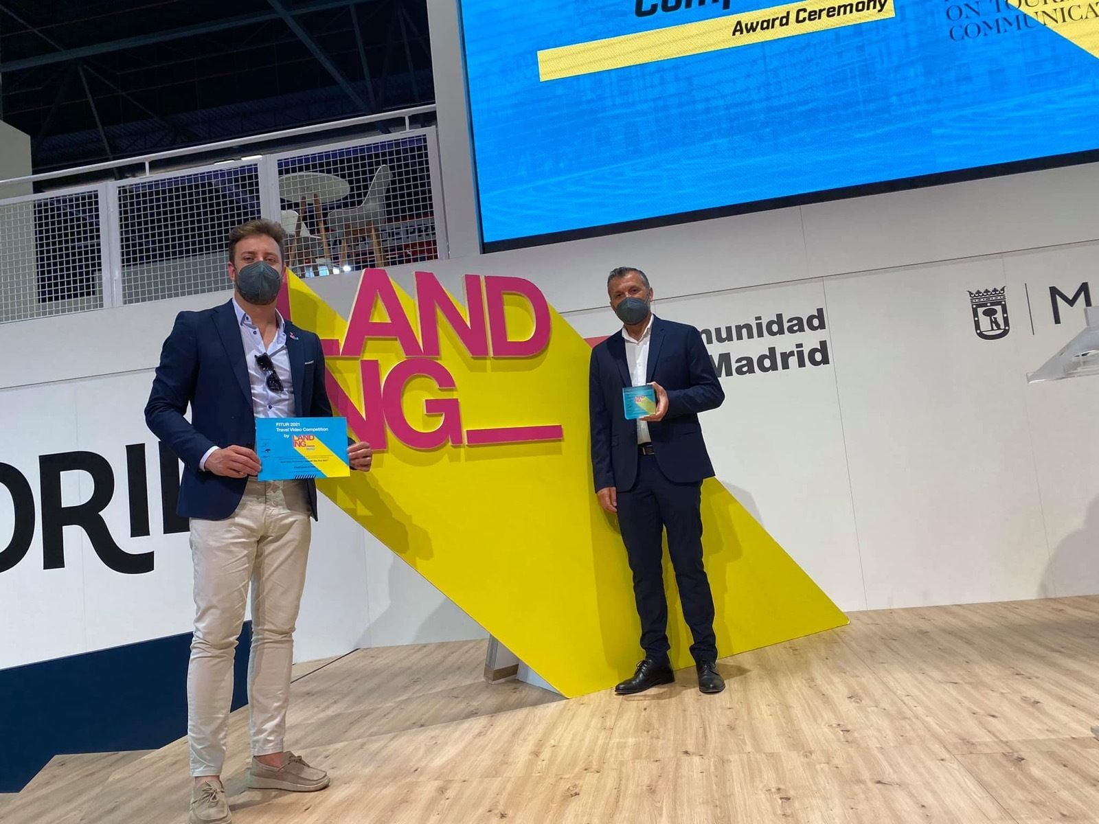 Una imagen de los artífices del vídeo turístico de Conil recogiendo el premio en Fitur.