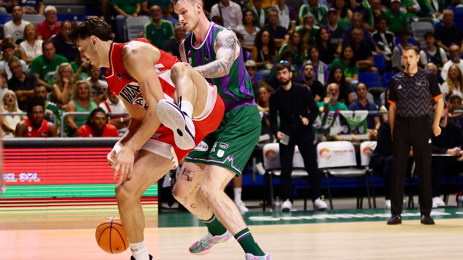 La fiesta previa del Unicaja: Subida de bandera, homenaje a Toñi García, nuevo videomarcador...
