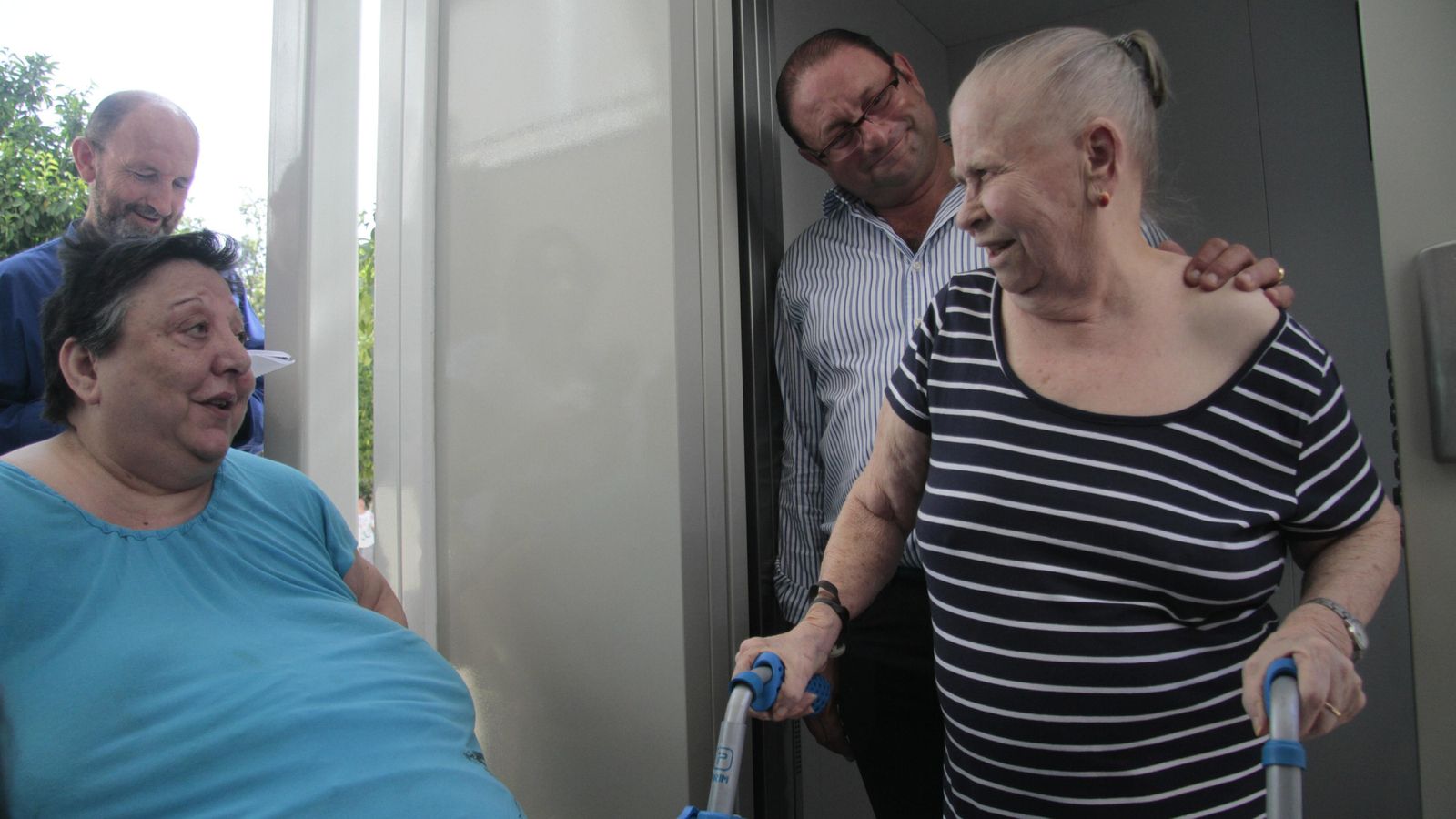 Emotivo reencuentro con su vecina Paca, que vive justo encima y a la que no veía desde hace un año. Paca fue la segunda en usar el ascensor.