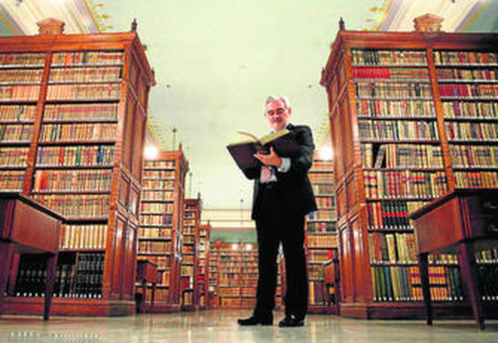 Darío Villanueva, en la biblioteca de la RAE.