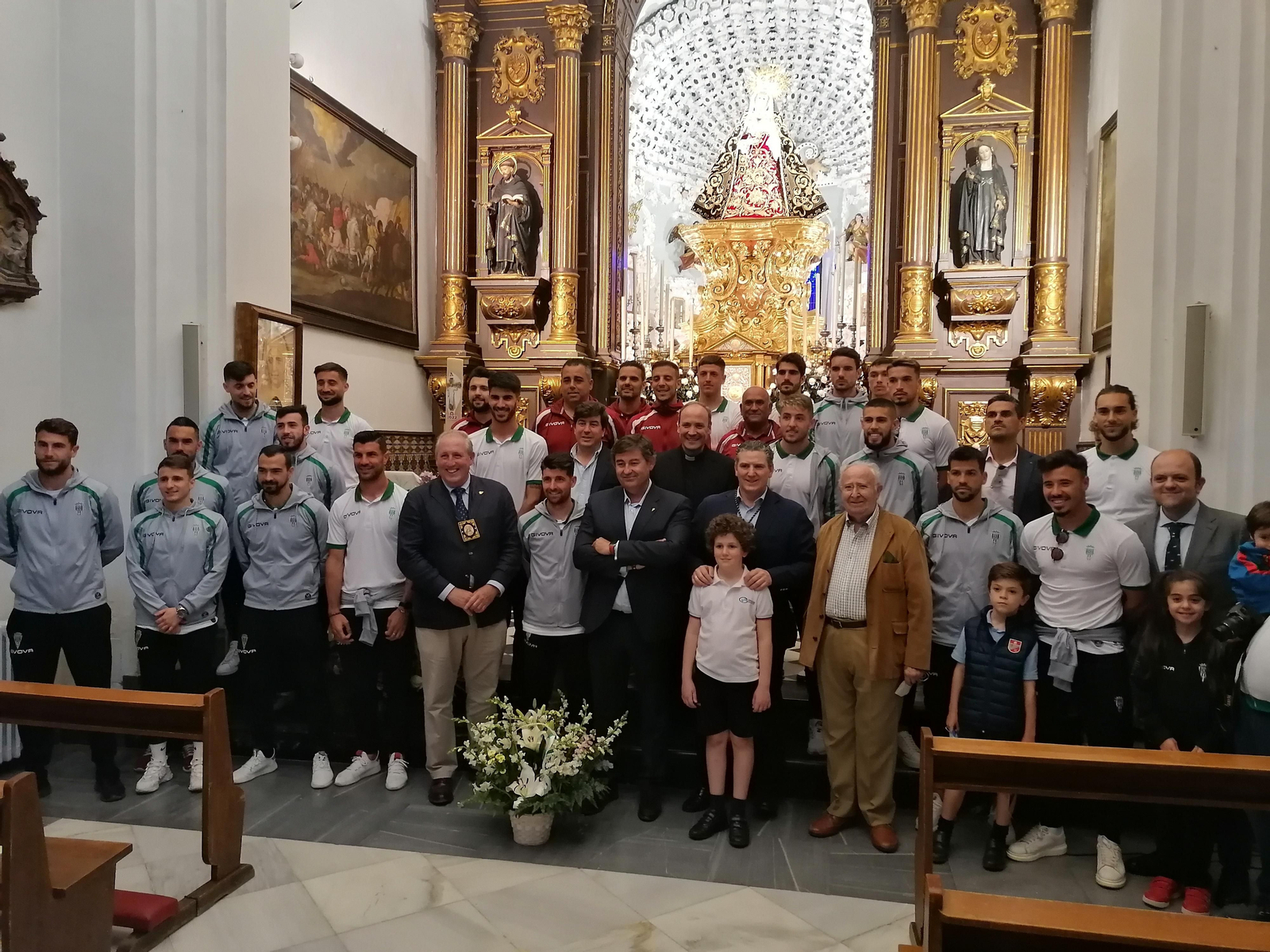 Las ofrendas del Córdoba CF a San Rafael y la Virgen de los Dolores, en imágenes
