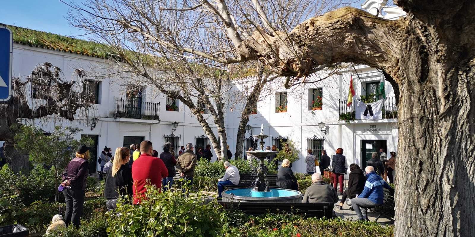 Una imagen de la concentración celebrada este miércoles frente al Ayuntamiento de La Barca.