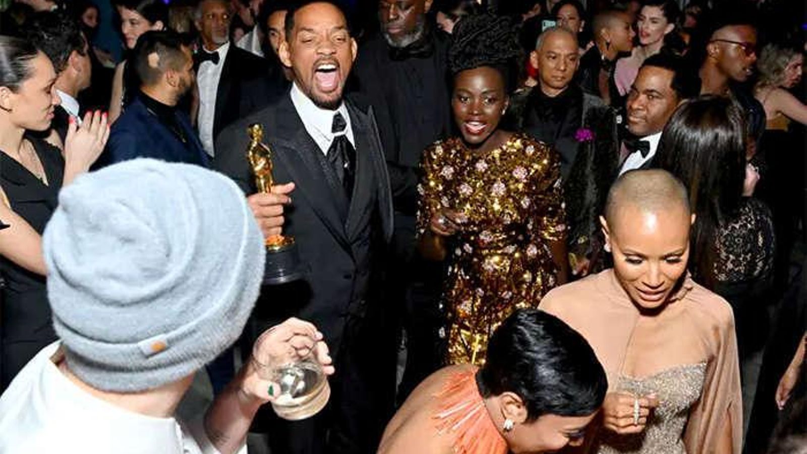 Smith, con su familia, llegando a la fiesta post Oscar.