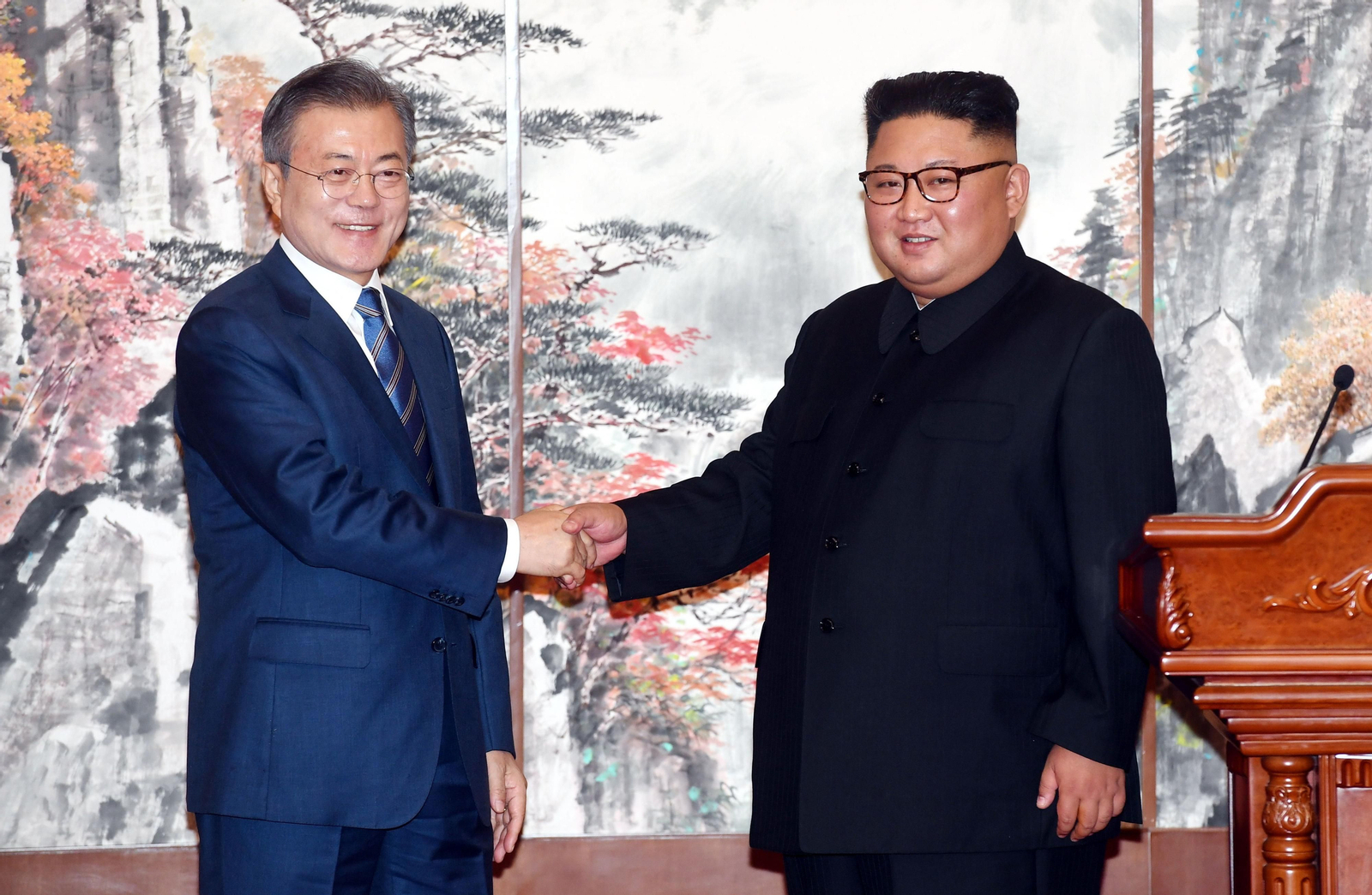 El  presidente surcoreano, Moon Jae-in estrecha la mano del líder norcoreano, Kim Jong-un.