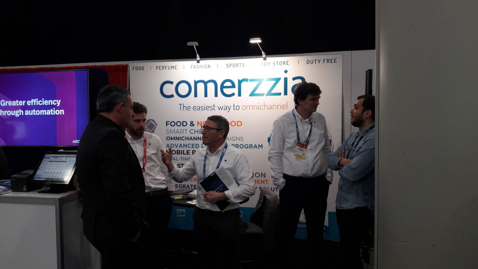 El consejero delegado de Tier1, Francisco Javier Rubio, en el centro, atiende a un cliente en la NRF Big Show 2019.