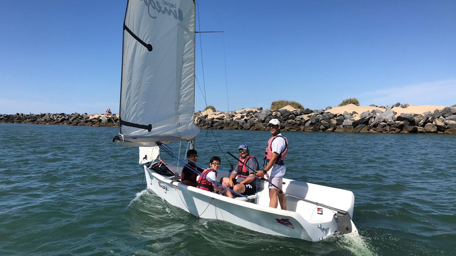 Los menores de la Ciudad de los Niños disfrutan de un paseo en vela.
