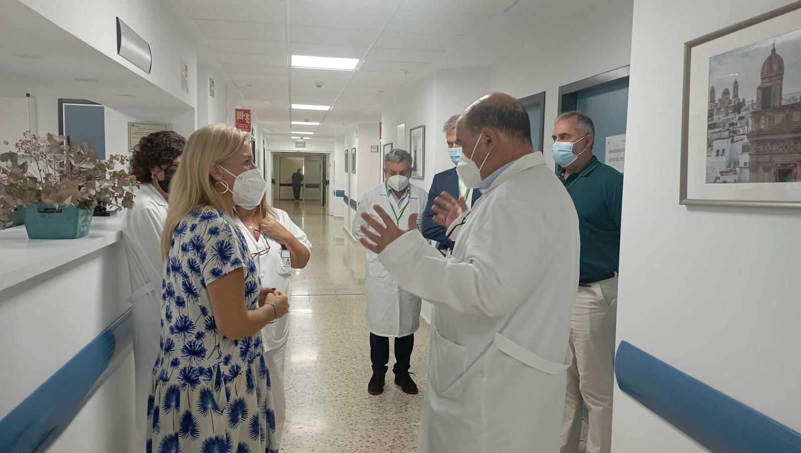 La delegada territorial de Salud, Eva Pajares, visita la Unidad de Rehabilitación Cardíaca del Hospital Puerta del Mar.