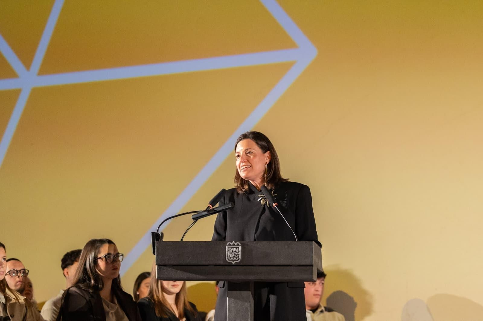 La alcaldesa de la ciudad, Patricia Cavada, clausurando el acto.