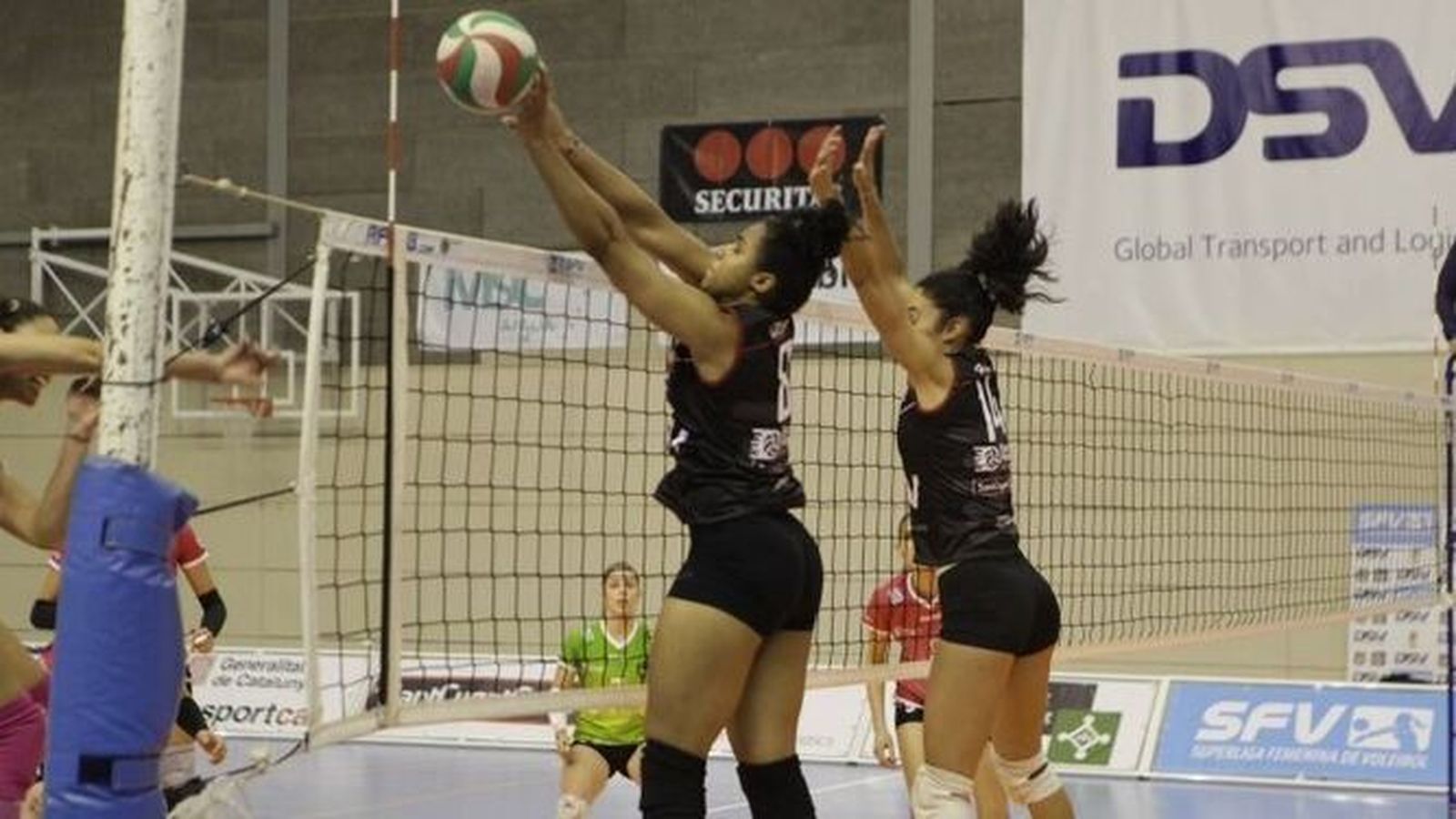 Moreira hace un bloqueo en un encuentro.