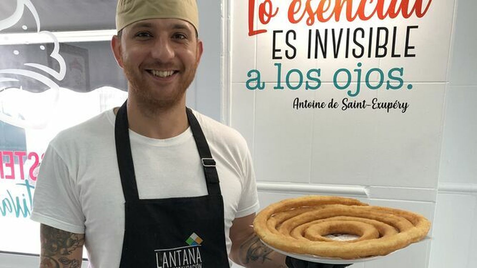 El ex militar Jonathan Pineda Suárez regenta el establecimiento especializado en churros.