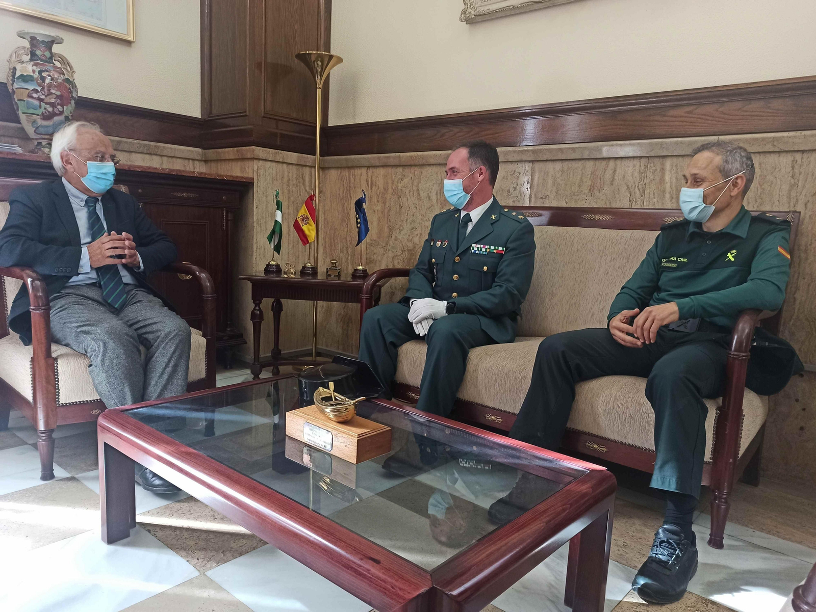 Manuel de la Fuente recibe al teniente coronel Ruiz Jiménez al hacerse oficial su ascenso