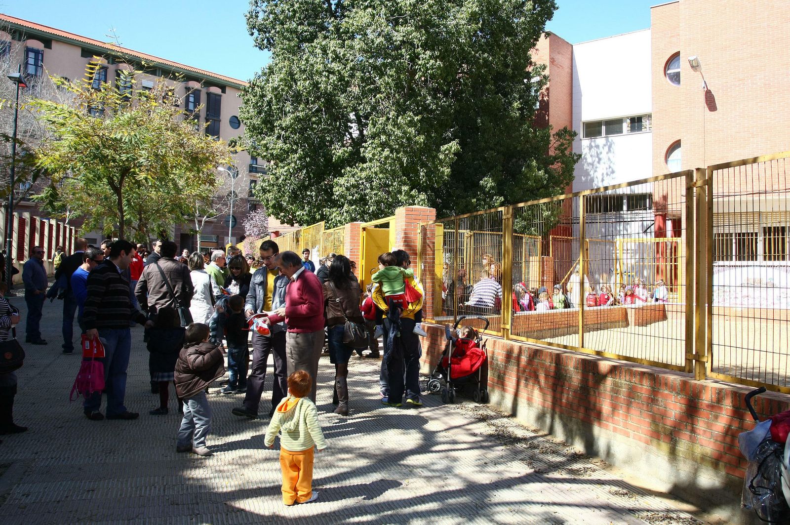 Alumnos a la entrada del Colegio García Lorca.