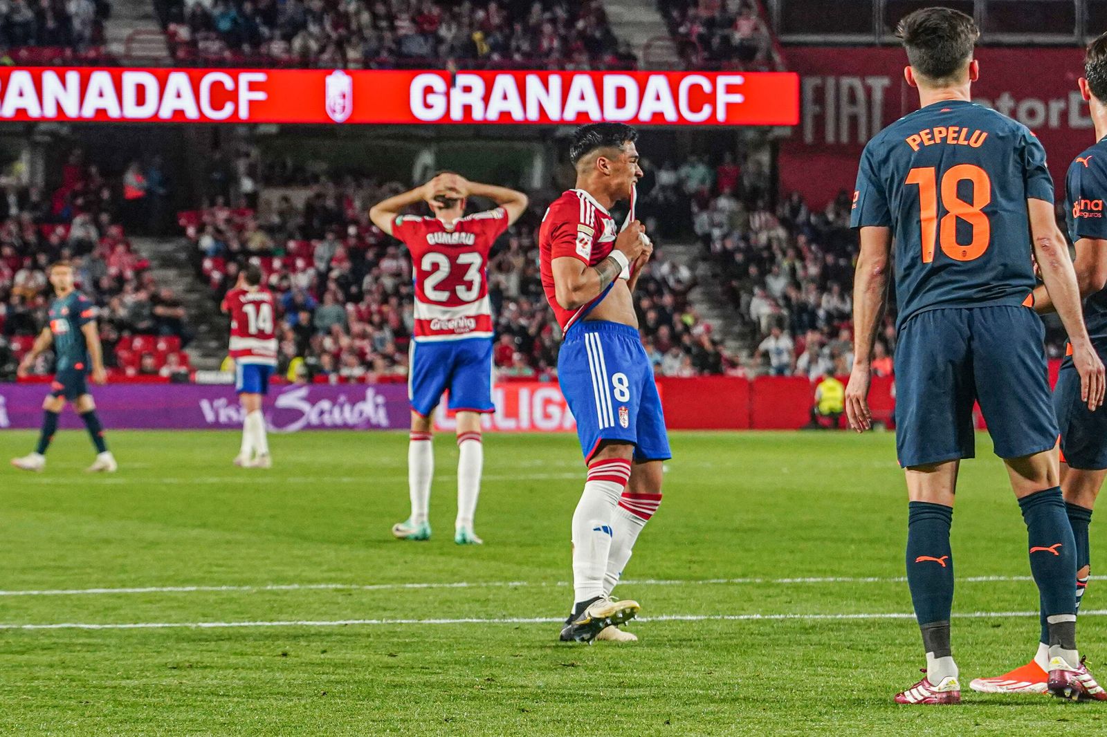 Matías Arezo se lamenta de la ocasión que tuvo para haber empatado el partido ante el Valencia.
