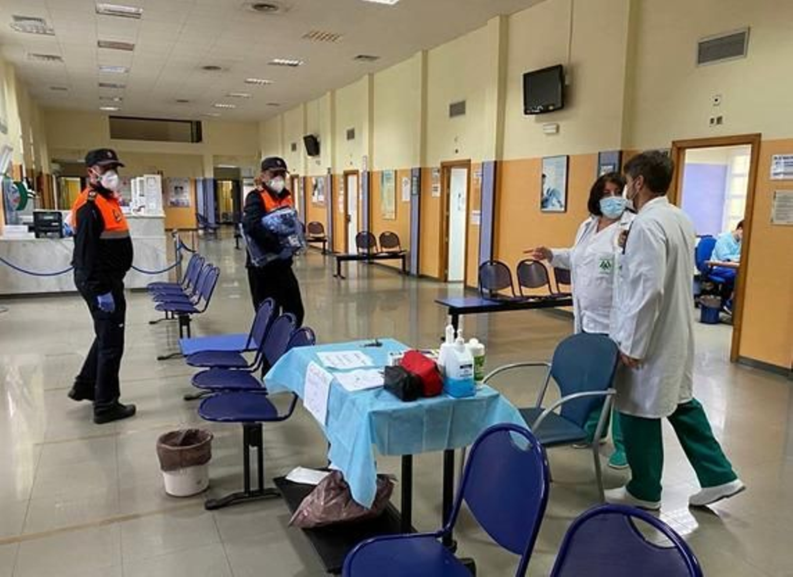 Dos miembros de Protección Civil de Los Barrios reparten material de protección.