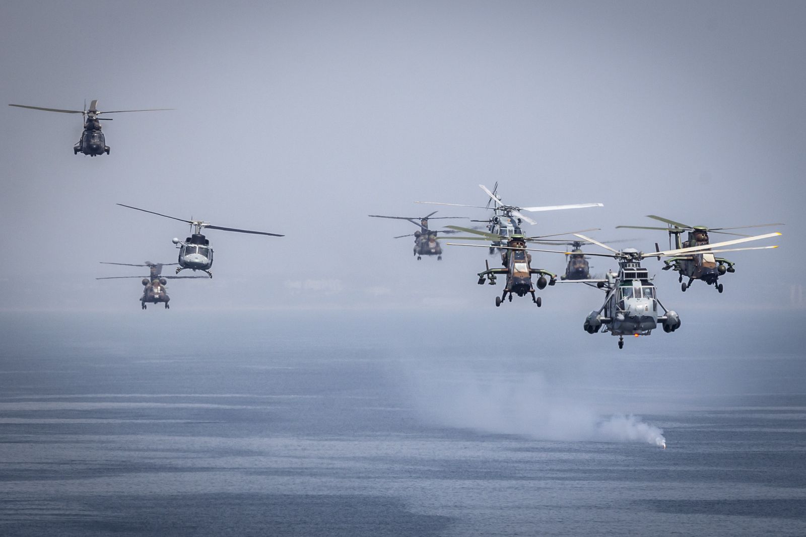 Helicópteros en formación, ayer durante los ejercicios en la Bahía de Cádiz.
