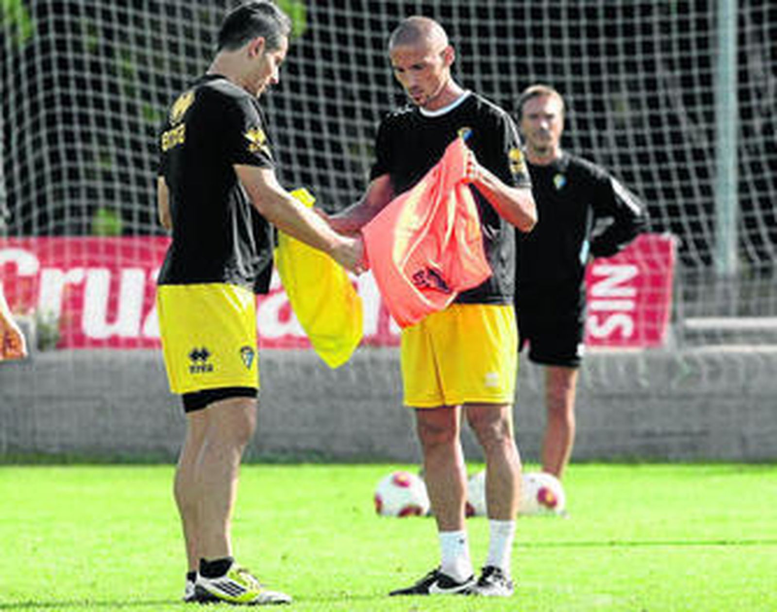 Mikel Martins (i) y Jorge Luque se reparten petos en un entrenamiento en El Rosal.
