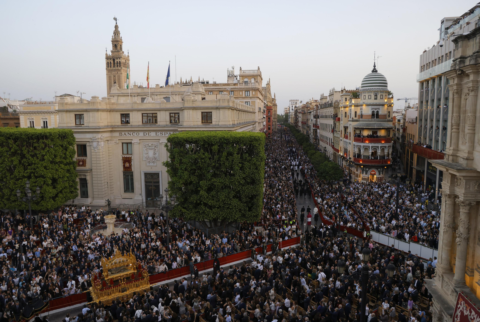 Las imágenes del Santo Entierro Grande, a su paso por la Plaza de San Francisco, en la Semana Santa de Sevilla 2023