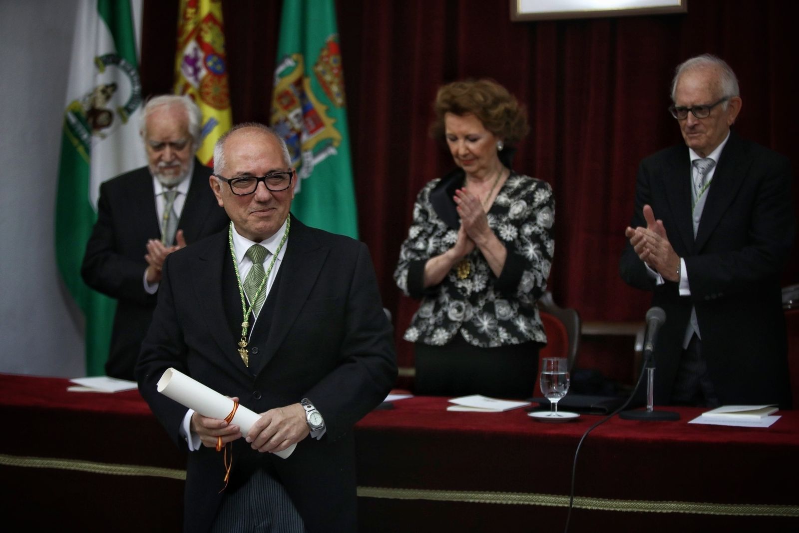 José Ramón Ripoll agradecido ante el público tras recibir la medalla y el título de ingreso en la Academia de Bellas Artes.