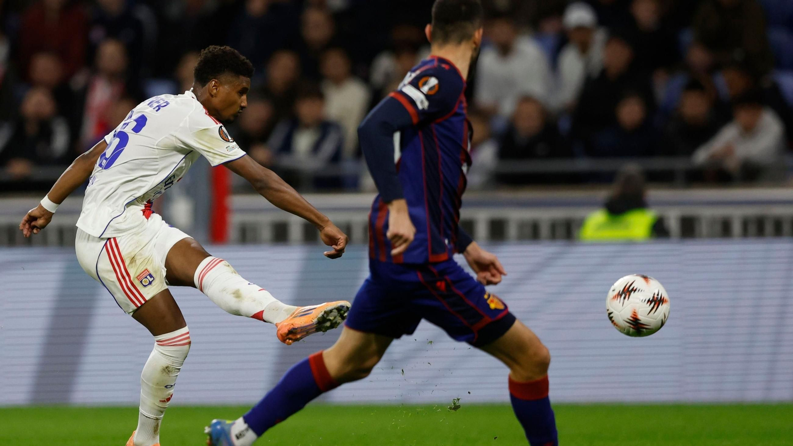 Abner pone un pase al área en un partido con el Olympique de Lyon. Abner pone un pase al área en un partido con el Olympique de Lyon.