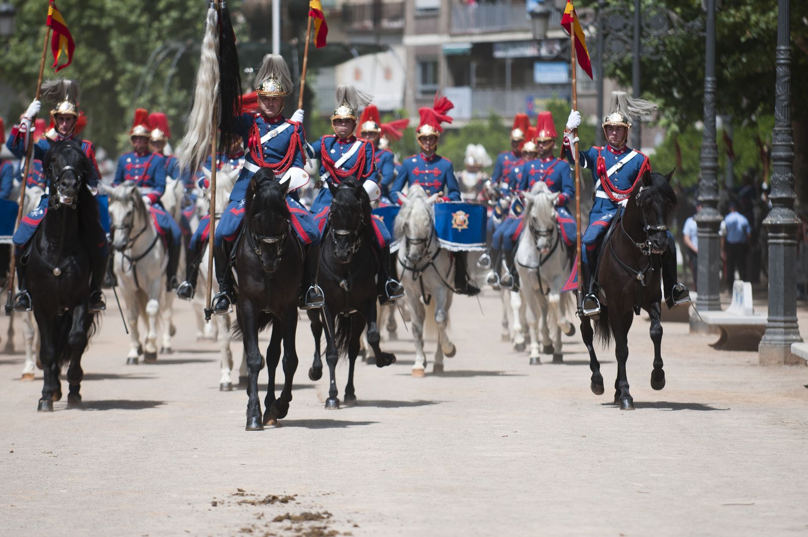 Desfile a caballo de la Guardia Real por las calles de Granada.